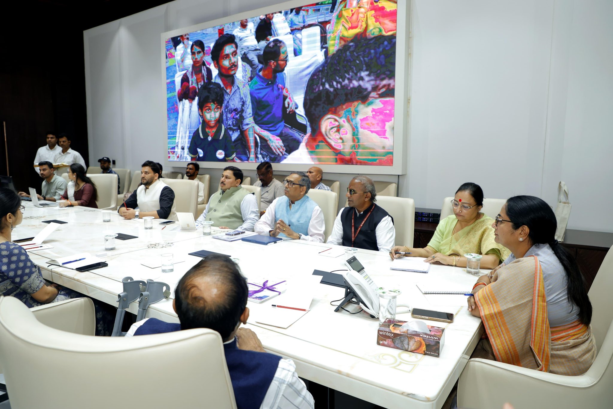 दिल्ली सचिवालय में शनिवार को 'स्पेशल ओलंपिक्स भारत' की अध्यक्ष डॉ. मल्लिका नड्डा के साथ 'सुगम्य दिल्ली अभियान' को लेकर समीक्षा बैठक करती मुख्यमंत्री रेखा गुप्ता दिल्ली सचिवालय में शनिवार को 'स्पेशल ओलंपिक्स भारत' की अध्यक्ष डॉ. मल्लिका नड्डा के साथ 'सुगम्य दिल्ली अभियान' को लेकर समीक्षा बैठक करती मुख्यमंत्री रेखा गुप्ता