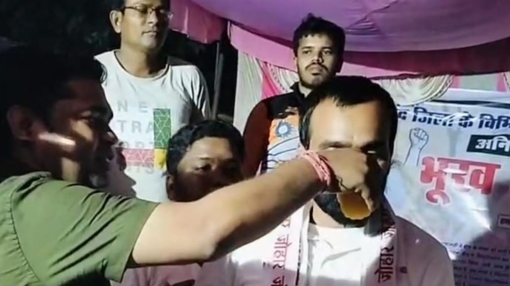 एसडीएम पंकज डाहिरे ने जूस पिलाकर भूख हड़ताल समाप्त करवाया एसडीएम पंकज डाहिरे ने जूस पिलाकर भूख हड़ताल समाप्त करवाया