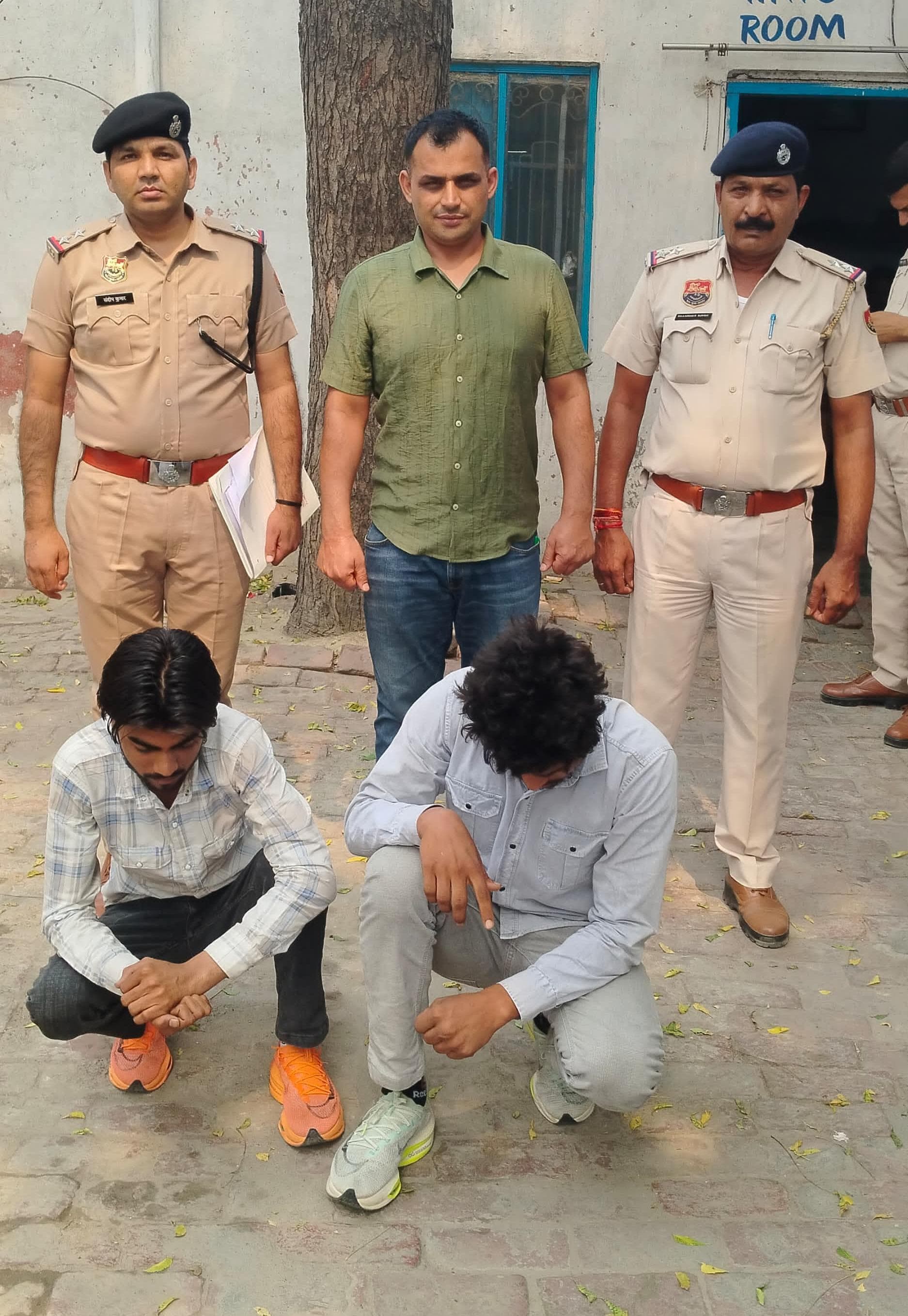 पुलिस हिरासत में अटल सेवा केंद्र लूट के आरोपी पुलिस हिरासत में अटल सेवा केंद्र लूट के आरोपी