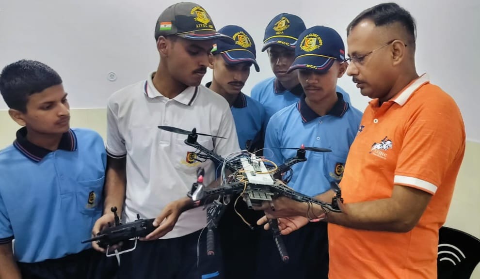 ड्रोन फ्लाइंग की ट्रेनिंग ले रहे एनसीसी कैडेट ड्रोन फ्लाइंग की ट्रेनिंग ले रहे एनसीसी कैडेट