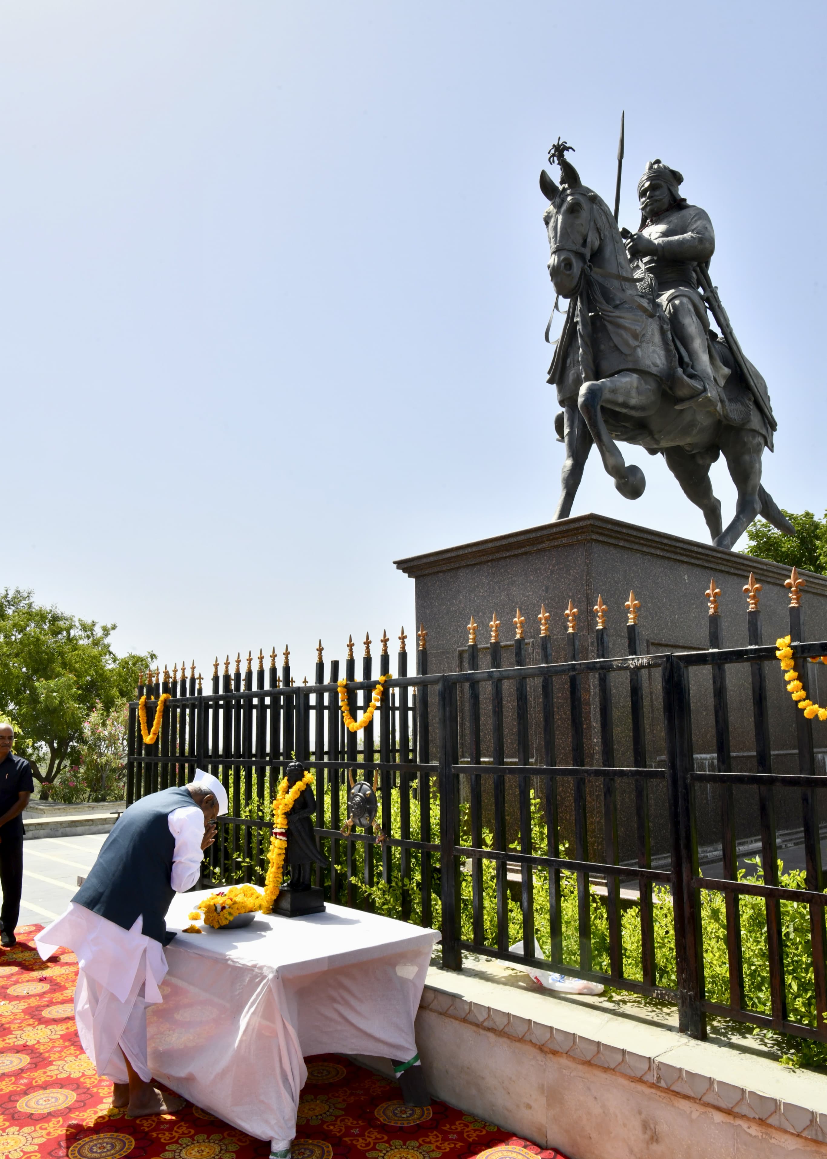 राज्यपाल ने हल्दीघाटी और चेतक समाधि पर नमन किया राज्यपाल ने हल्दीघाटी और चेतक समाधि पर नमन किया