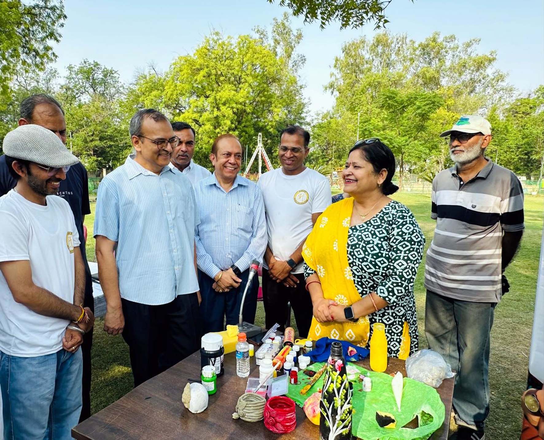 कार्यक्रम में बच्चों व अन्य प्रतिभागियों द्वारा बनाए सामान व फोटो प्रदर्शनी देखते मंडल आयुक्त अशोक कुमार गर्ग, डॉ. दलबीर सिंह सैनी एवं अन्य। कार्यक्रम में बच्चों व अन्य प्रतिभागियों द्वारा बनाए सामान व फोटो प्रदर्शनी देखते मंडल आयुक्त अशोक कुमार गर्ग, डॉ. दलबीर सिंह सैनी एवं अन्य।