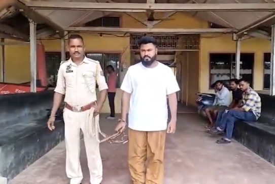 बोको से गिरफ्तार ईद पर भड़काऊ वीडियो डालने वाले युवक की तस्वीर । बोको से गिरफ्तार ईद पर भड़काऊ वीडियो डालने वाले युवक की तस्वीर ।