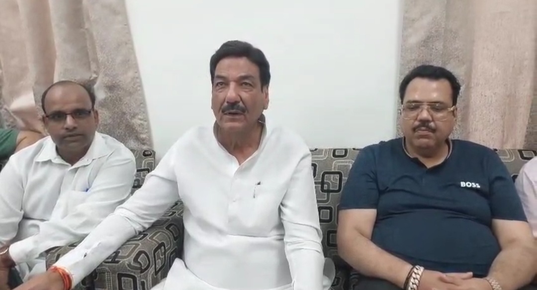 पत्रकारों से बातचीत करते रणजीत सिंह चौटाला