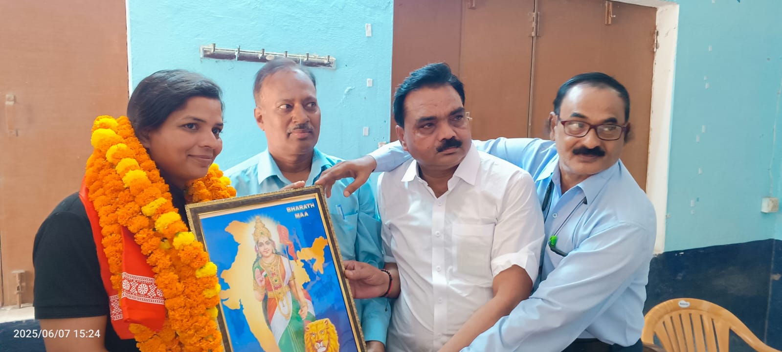 महिला सैनिक पल्लवी श्रीवास्तव को सम्मानित करते आयोजक।