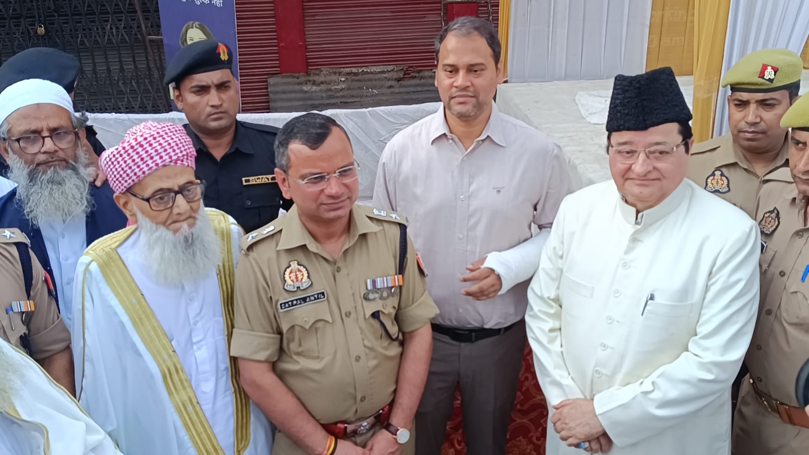 ईदगाह में बकरीद पर नमाज के दौरान उपस्थित जिला अधिकारी वरिष्ठ पुलिस अधीक्षक व अन्य।