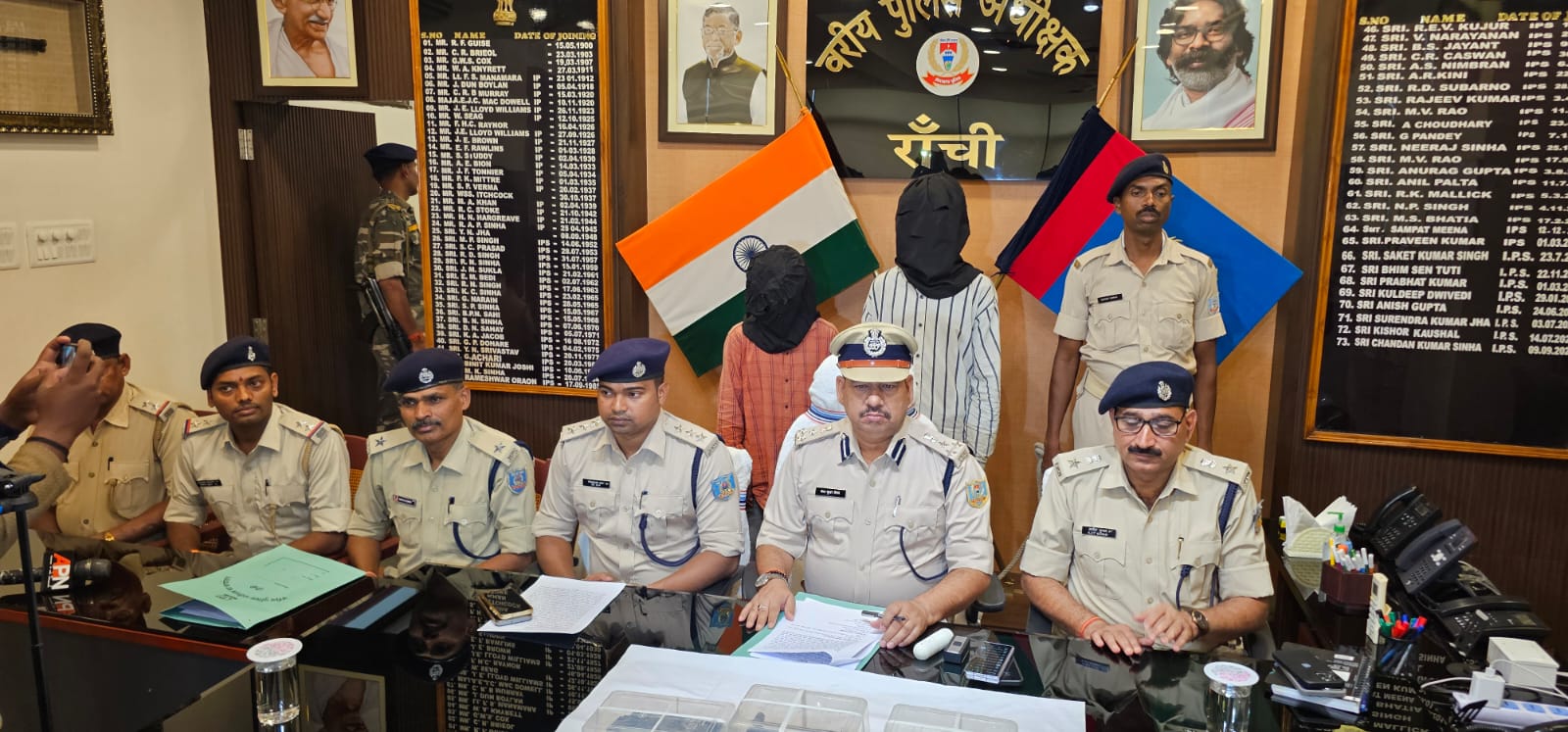 प्रेस कॉन्फ्रेंस करते डीआईजी सह एसएसपी
