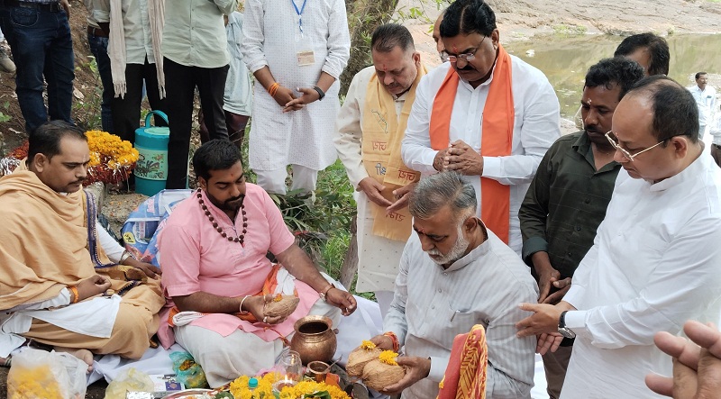 पंचायत मंत्री ने अजनाल नदी के उद्गम स्थल पर पूजा-अर्चना कर किया पौध-रोपण पंचायत मंत्री ने अजनाल नदी के उद्गम स्थल पर पूजा-अर्चना कर किया पौध-रोपण