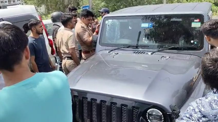 मौके पर यातायात पुलिस के सहायक उपायुक्त दिनेश कुमार थार गाड़ी की खिड़की खुलवाते हुए। मौके पर यातायात पुलिस के सहायक उपायुक्त दिनेश कुमार थार गाड़ी की खिड़की खुलवाते हुए।