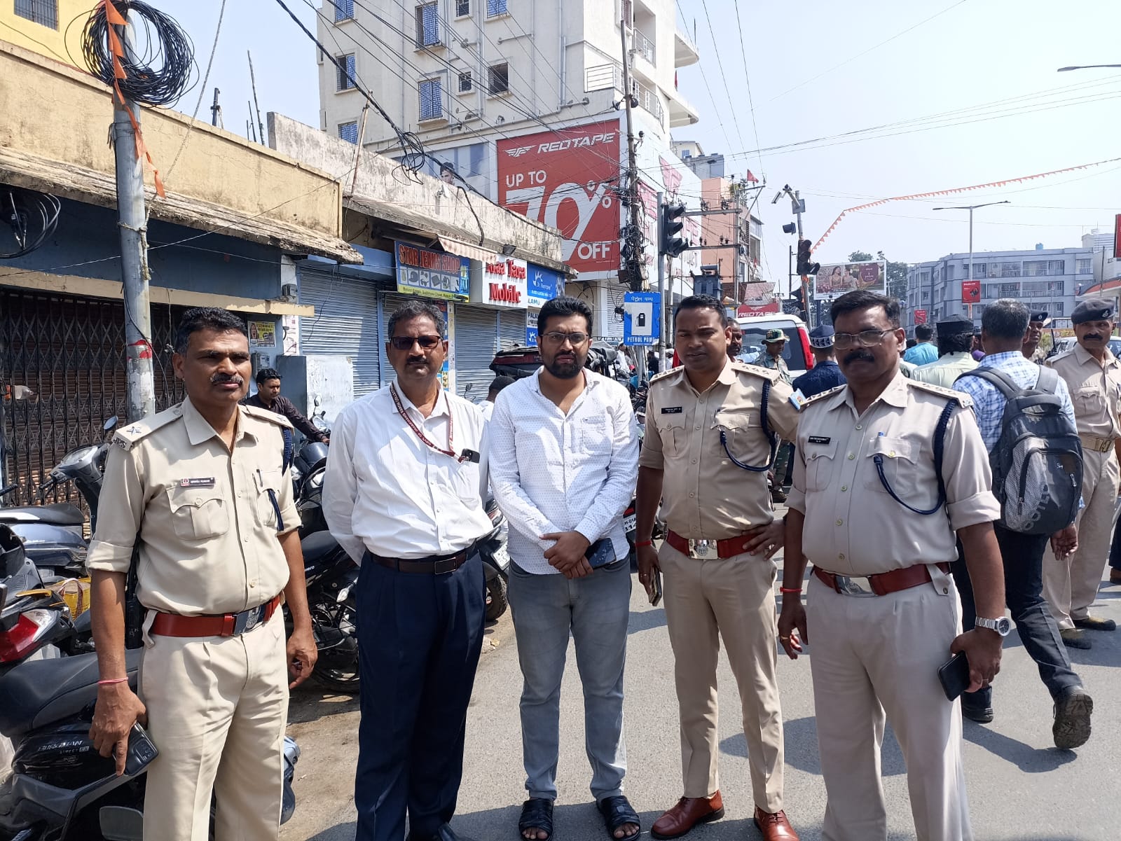 सुरक्षा में तैनात डीएसपी सहित अन्य सुरक्षा में तैनात डीएसपी सहित अन्य
