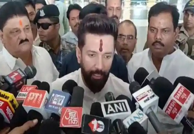 मीडिया से बात करते केनदीय मंती्र चिराग पासवान मीडिया से बात करते केनदीय मंती्र चिराग पासवान