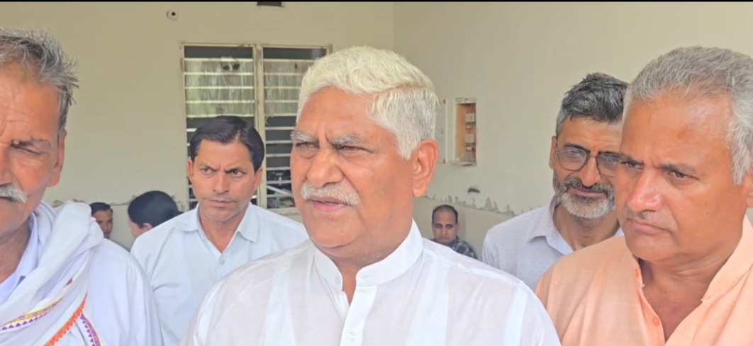 पत्रकारों से बातचीत करते राज्यमंत्री जसवंत सैनी पत्रकारों से बातचीत करते राज्यमंत्री जसवंत सैनी