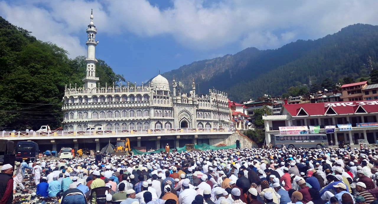 नैनीताल के डीएसए मैदान में ईद की नमाज पढ़ते मुस्लिम समुदाय के लोग। नैनीताल के डीएसए मैदान में ईद की नमाज पढ़ते मुस्लिम समुदाय के लोग।