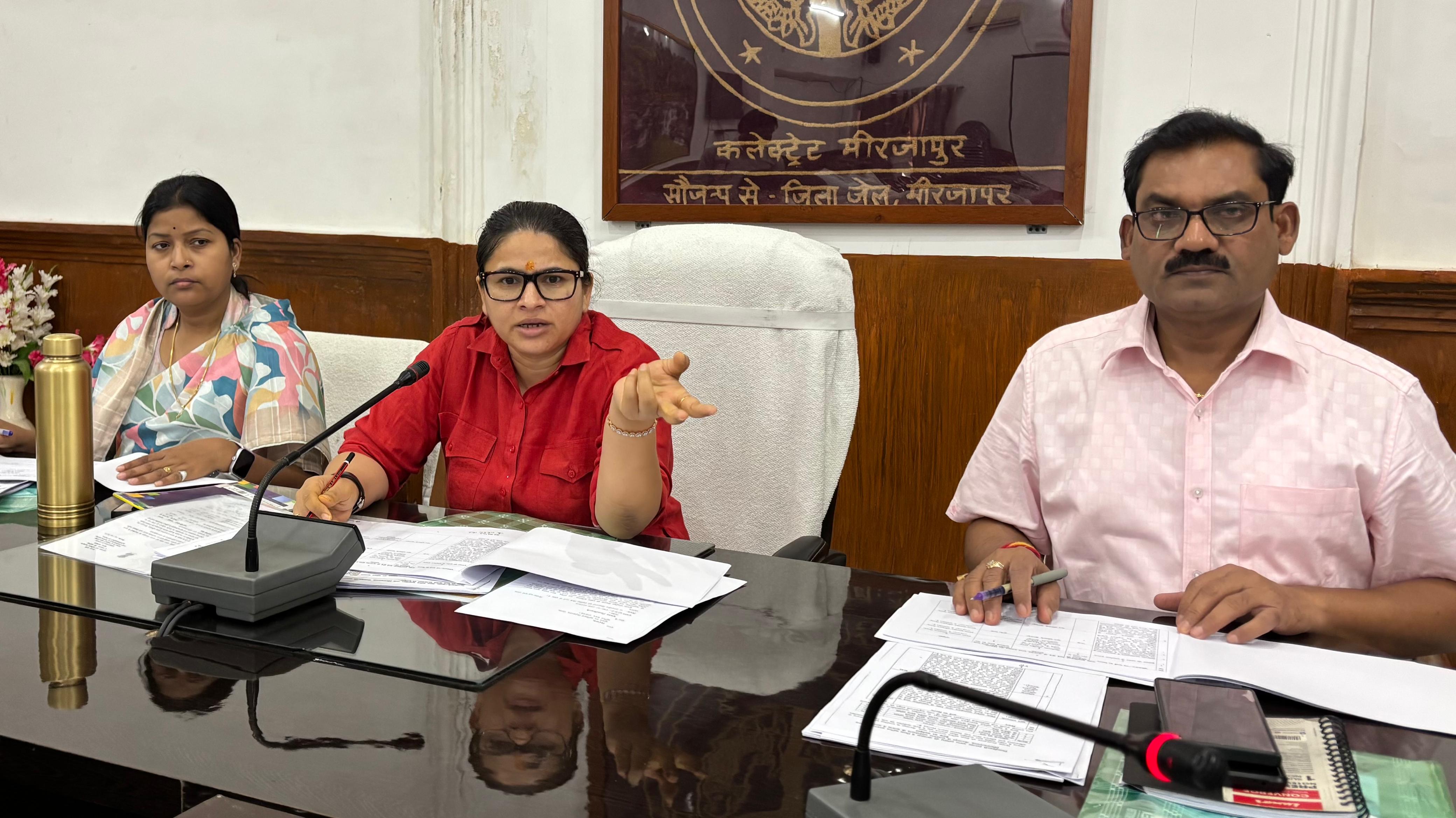 कलेक्ट्रेट सभागार में जिलाधिकारी प्रियंका निरंजन की अध्यक्षता में जिला खनिज फाउंडेशन न्यास की बैठक