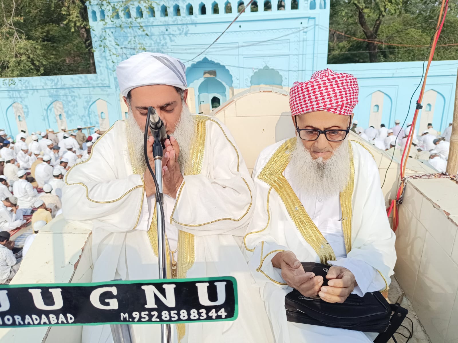 ईदगाह में नमाज अदा करते शहर इमाम सैयद मासूम अली आजाद व नायब इमाम मुफ्ती फहद अली।