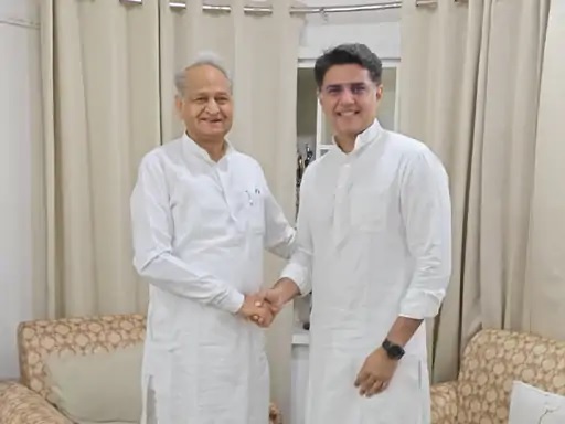 गहलोत के सिविल लाइंस स्थित आवास पर सचिन पायलट ने मुलाकात की। गहलोत के सिविल लाइंस स्थित आवास पर सचिन पायलट ने मुलाकात की।