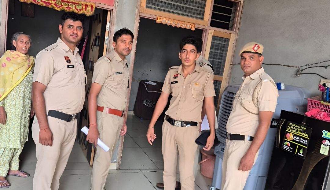 जांच व पूछताछ करते पुलिसकर्मी। जांच व पूछताछ करते पुलिसकर्मी।