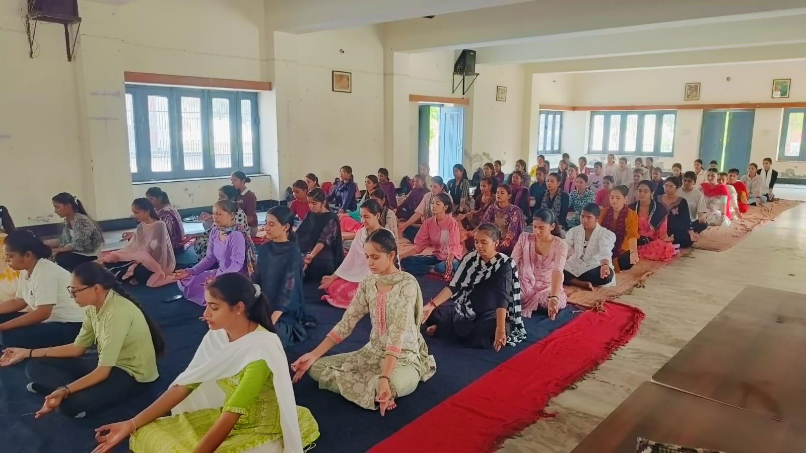 योगाभ्यास करते हुए कॉलेज की छात्राएं। योगाभ्यास करते हुए कॉलेज की छात्राएं।