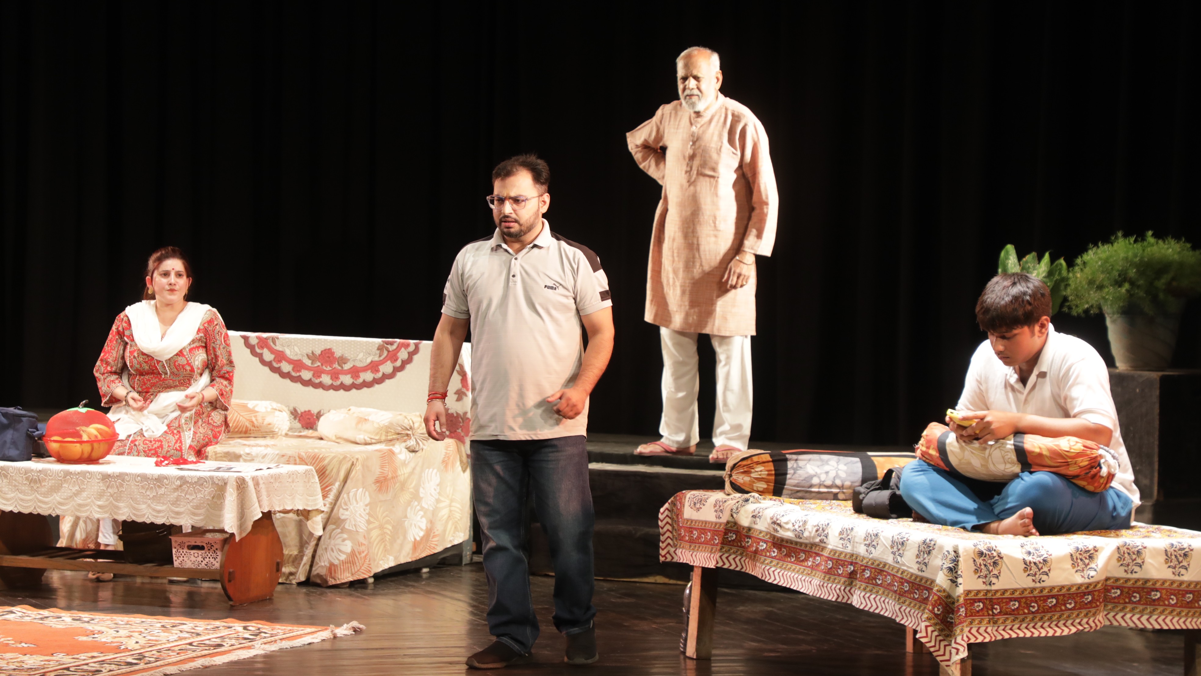 गलत व्याकरण ने मंच पर बुनी पारिवारिक संवेदनाओं की कहानी, अभिनव थिएटर में हुआ शानदार मंचन गलत व्याकरण ने मंच पर बुनी पारिवारिक संवेदनाओं की कहानी, अभिनव थिएटर में हुआ शानदार मंचन