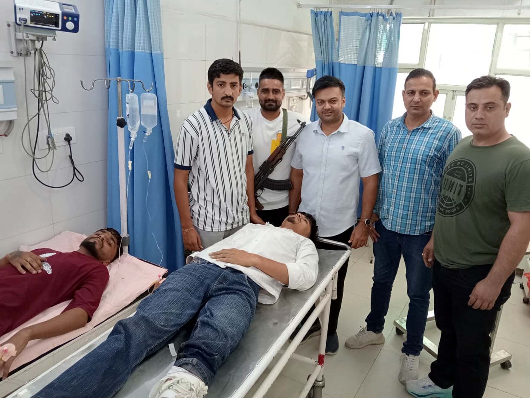 घायलों को इलाज के लिए लेकर पहुंची एसटीएफ टीम। घायलों को इलाज के लिए लेकर पहुंची एसटीएफ टीम।