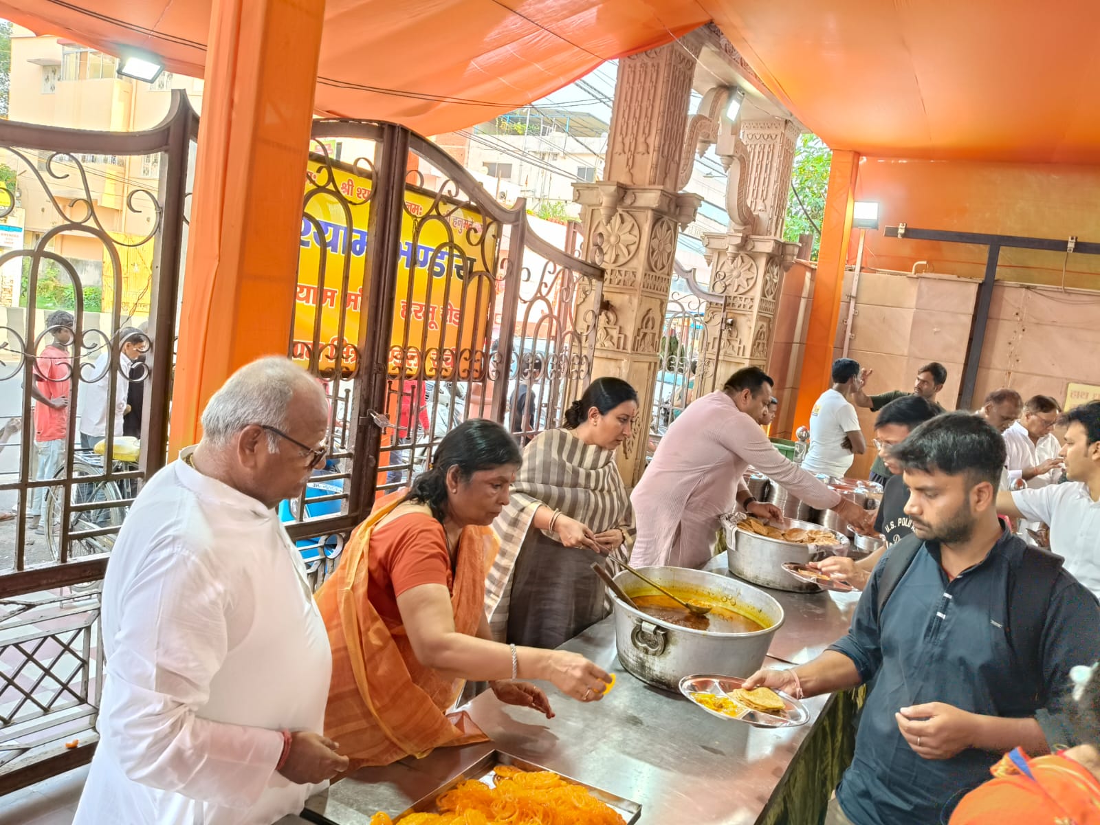 श्याम भंडारे में मौजूद श्रद्धालुओं की तस्वीर श्याम भंडारे में मौजूद श्रद्धालुओं की तस्वीर
