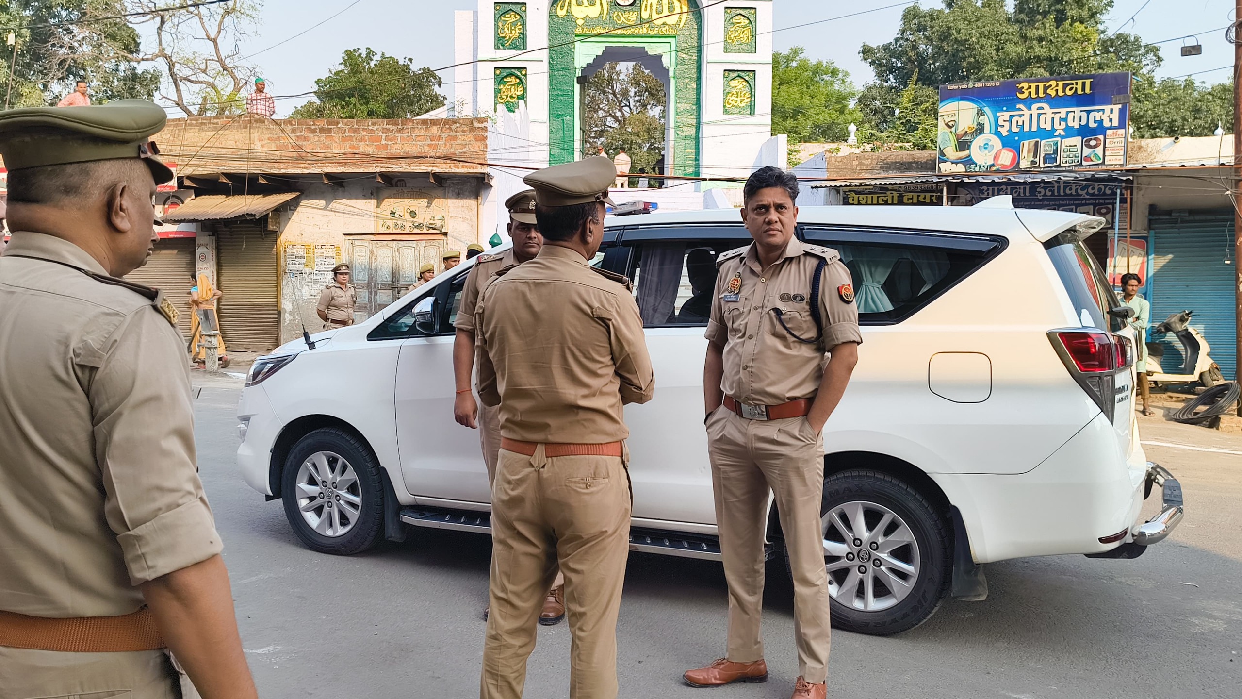 शाही ईदगाह से सुरक्षा व्यवस्था का जायजा लेते हुए पुलिस अधीक्षक एवं शहर कोतवाल शाही ईदगाह से सुरक्षा व्यवस्था का जायजा लेते हुए पुलिस अधीक्षक एवं शहर कोतवाल
