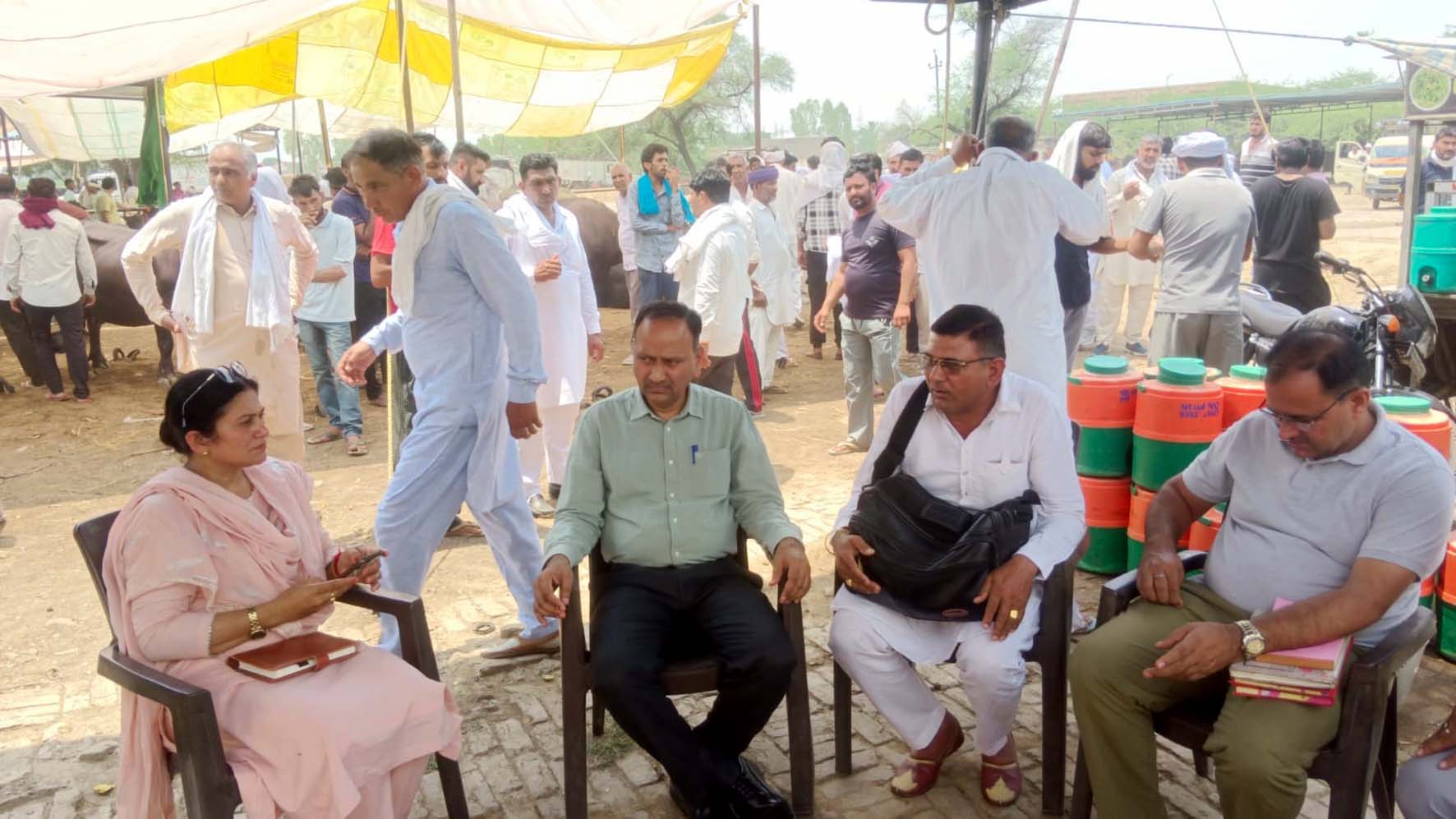 मौके पर सीएम फ्लाइंग टीम जांच करते हुए।
