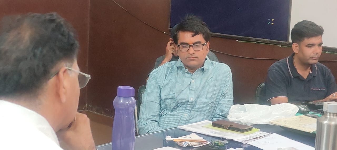 संस्थापन अधिकारी 25 हजार रुपये की लेते गिरफ्तार