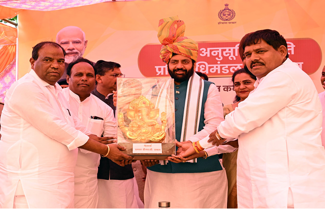 हरियाणा के मुख्यमंत्री नायब सैनी का अभिनंदन करते पूर्व मंत्री एवं सांसद
