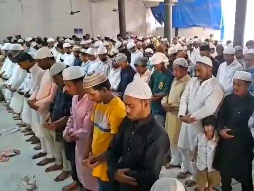 ईद के अवसर पर मस्जिद में मौजूद मुस्लिम समाज के लोग। ईद के अवसर पर मस्जिद में मौजूद मुस्लिम समाज के लोग।