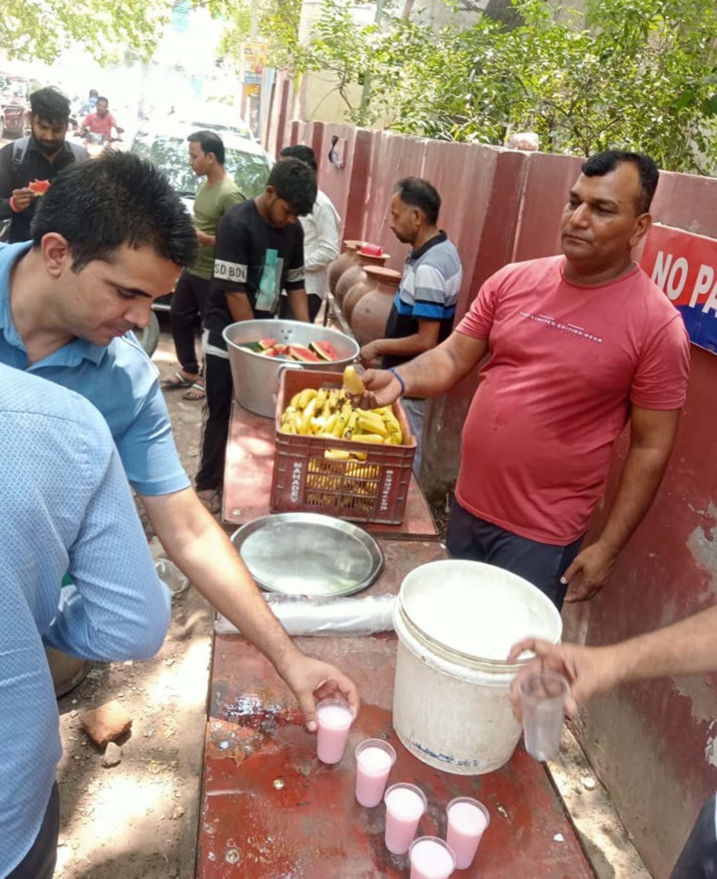 गुरुग्राम के उद्योग विहार पुलिस थाना के बाहर छबील पर लोगों को पानी पिलाते व फल वितरित करते पुलिस अधिकारी। गुरुग्राम के उद्योग विहार पुलिस थाना के बाहर छबील पर लोगों को पानी पिलाते व फल वितरित करते पुलिस अधिकारी।