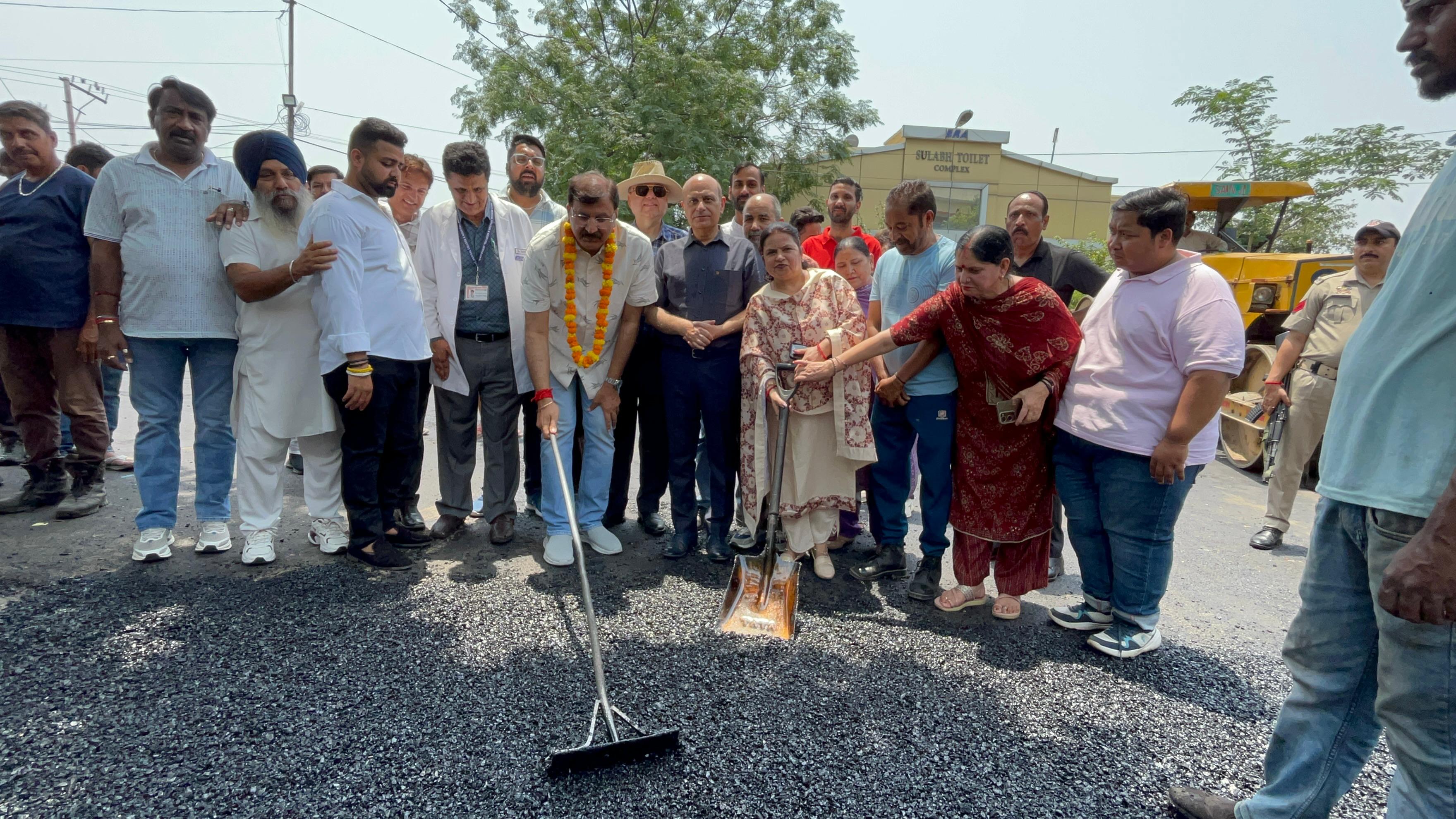 जीएमसी बख्शी नगर में ब्लैक टॉपिंग के कार्य उद्घाटन किया जीएमसी बख्शी नगर में ब्लैक टॉपिंग के कार्य उद्घाटन किया