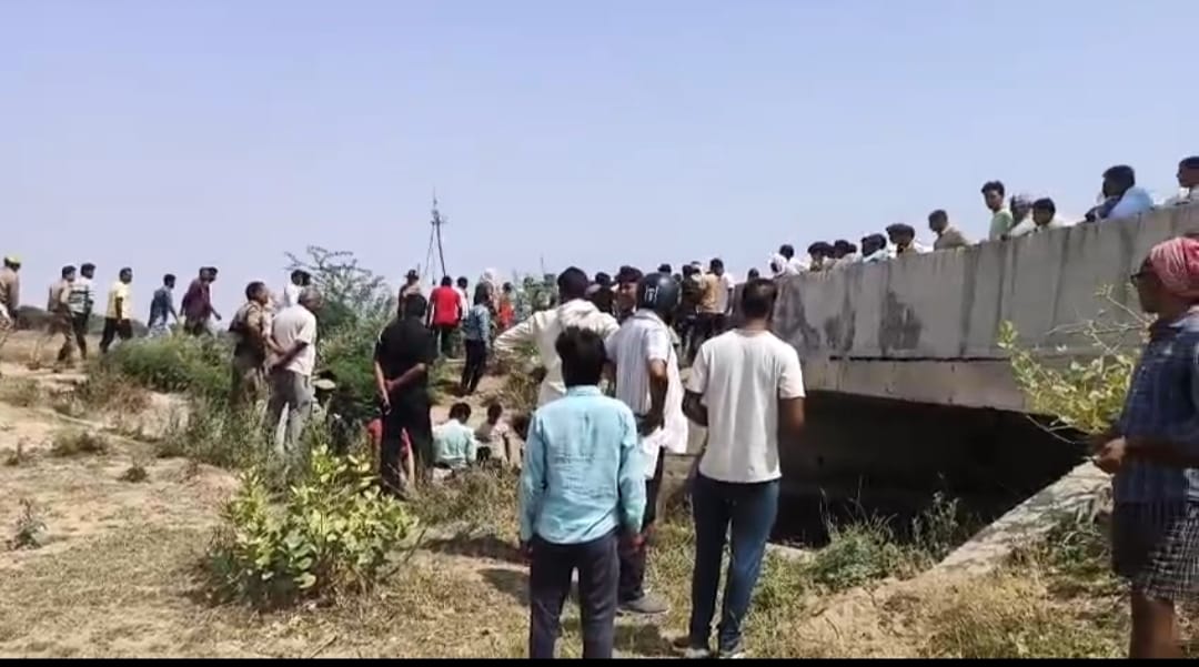 बुंदेलखंड एक्सप्रेसवे के नीचे नहर में मिला युवती का अज्ञात शव बुंदेलखंड एक्सप्रेसवे के नीचे नहर में मिला युवती का अज्ञात शव