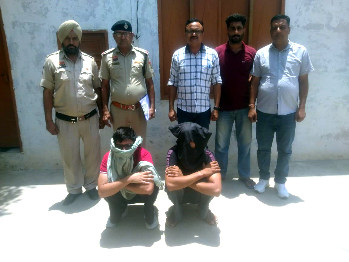 पकड़ेे गए अफीम तस्कर। पकड़ेे गए अफीम तस्कर।