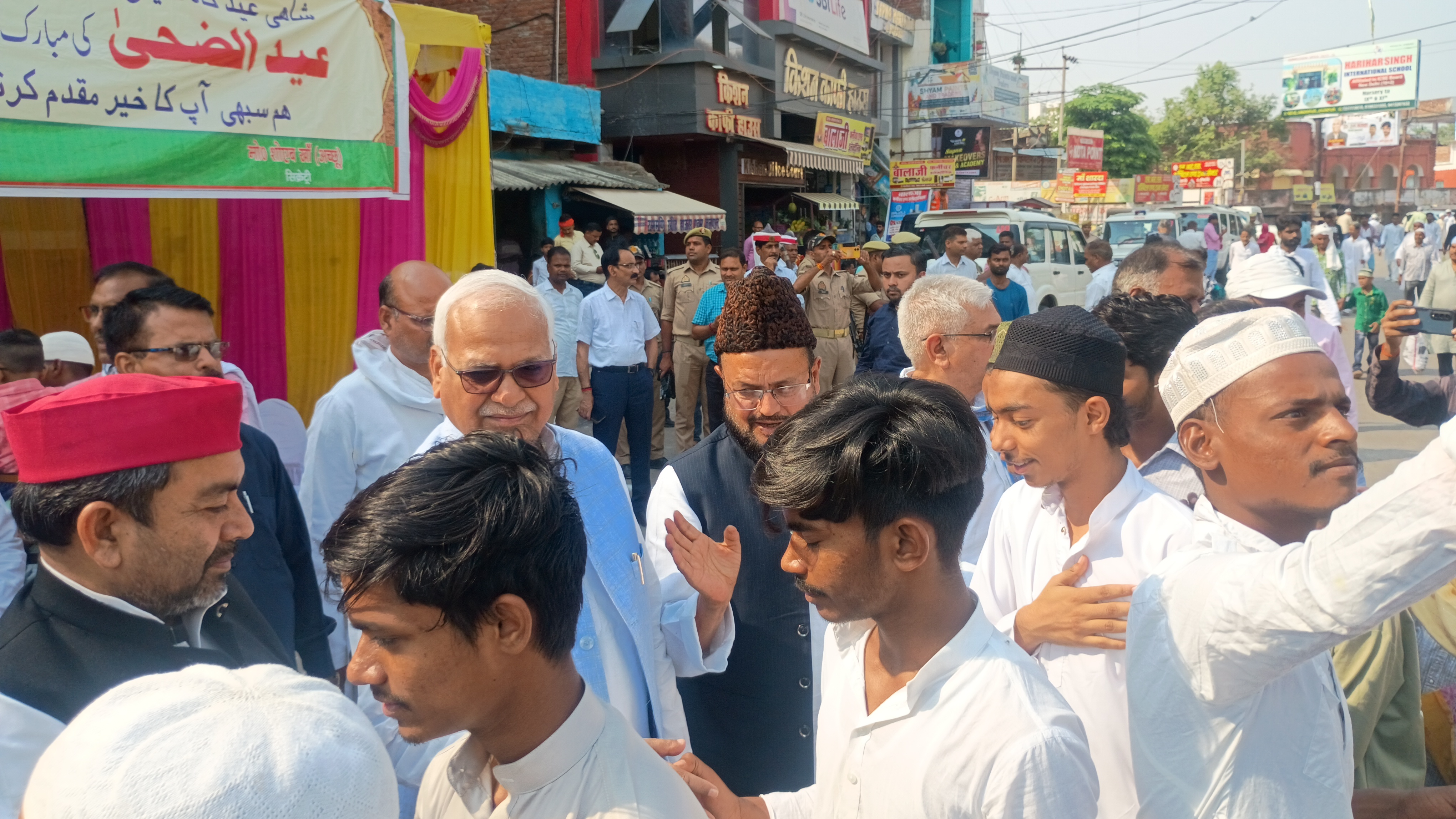 गले मिलकर बधाई शुभकामनाएं देते हुए जनप्रतिनिधि गले मिलकर बधाई शुभकामनाएं देते हुए जनप्रतिनिधि