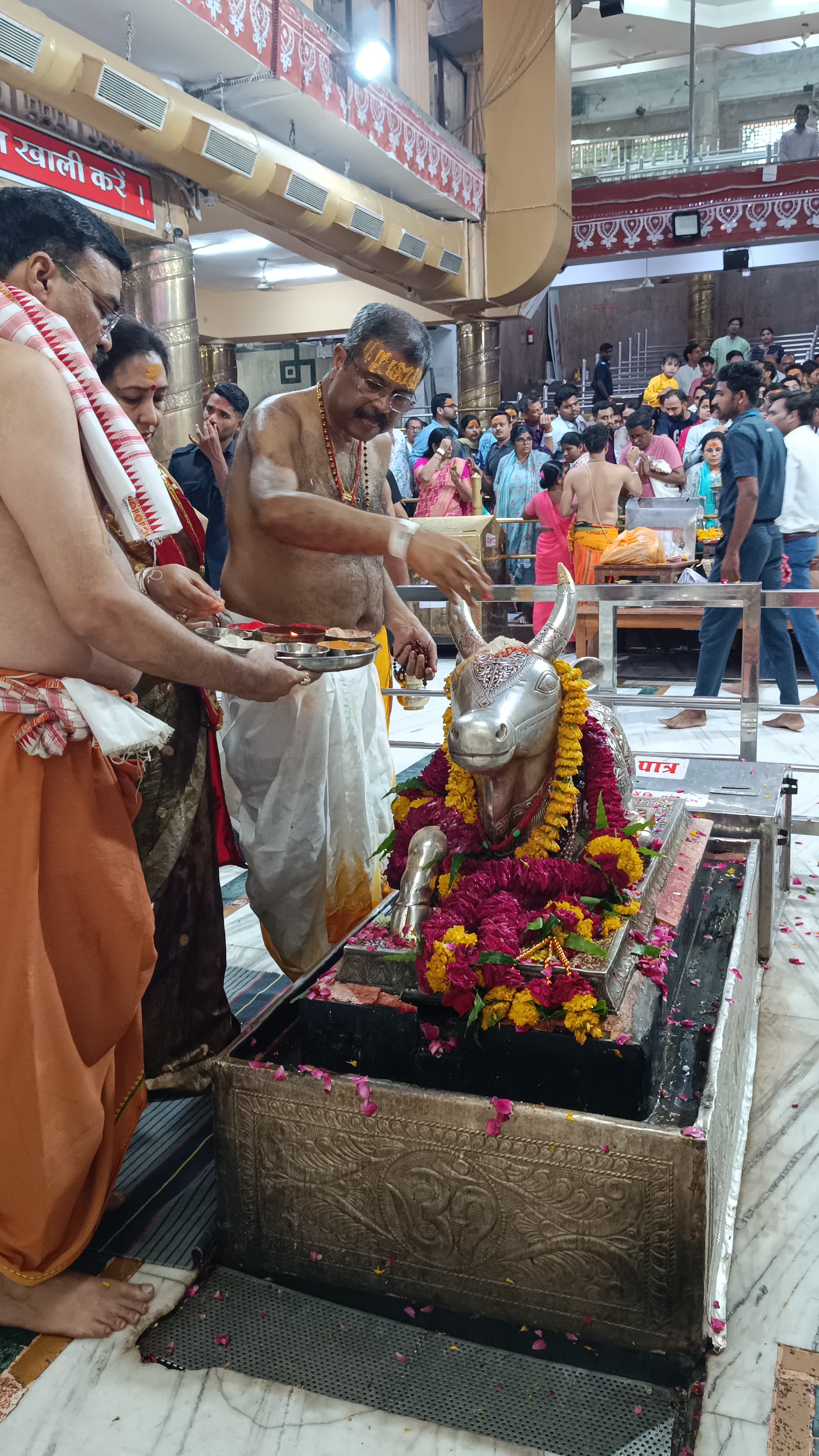उज्जैन 07 जून 2025। श्री धर्मेंद्र प्रधान, शिक्षा मंत्री व कौशल विकास और उद्यमिता मंत्री (केंद्रीय मंत्री)भारत सरकार अपने उज्जैन प्रवास के दौरान श्री महाकालेश्वर मंदिर पहुंचे व श्री महाकालेश्वर भगवान की भस्मार्ती में सम्मिलित हुए। आरती उपरांत श्री प्रधान द्वारा श्री महाकालेश्वर भगवान का पूजन किया गया। पूजन पुजारी श्री जितेंद्र शर्मा द्वारा सम्पन्न करवाया गया। श्री महाकालेश्वर मंदिर प्रबंध समिति की ओर से श्री आशीष दुबे व श्री अभिषेक शर्मा द्वारा श्री प्रधान का स्वागत व सत्कार किया गया। उज्जैन 07 जून 2025। श्री धर्मेंद्र प्रधान, शिक्षा मंत्री व कौशल विकास और उद्यमिता मंत्री (केंद्रीय मंत्री)भारत सरकार अपने उज्जैन प्रवास के दौरान श्री महाकालेश्वर मंदिर पहुंचे व श्री महाकालेश्वर भगवान की भस्मार्ती में सम्मिलित हुए। आरती उपरांत श्री प्रधान द्वारा श्री महाकालेश्वर भगवान का पूजन किया गया। पूजन पुजारी श्री जितेंद्र शर्मा द्वारा सम्पन्न करवाया गया। श्री महाकालेश्वर मंदिर प्रबंध समिति की ओर से श्री आशीष दुबे व श्री अभिषेक शर्मा द्वारा श्री प्रधान का स्वागत व सत्कार किया गया।