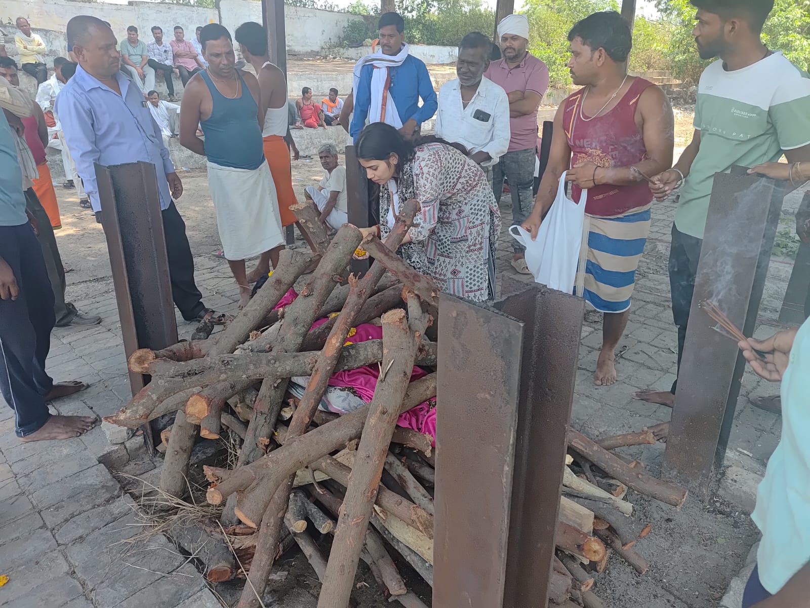 बहनों ने अपने दिव्यांग भाई को दी मुखाग्नि, नम हुई लोगों की आंखें बहनों ने अपने दिव्यांग भाई को दी मुखाग्नि, नम हुई लोगों की आंखें