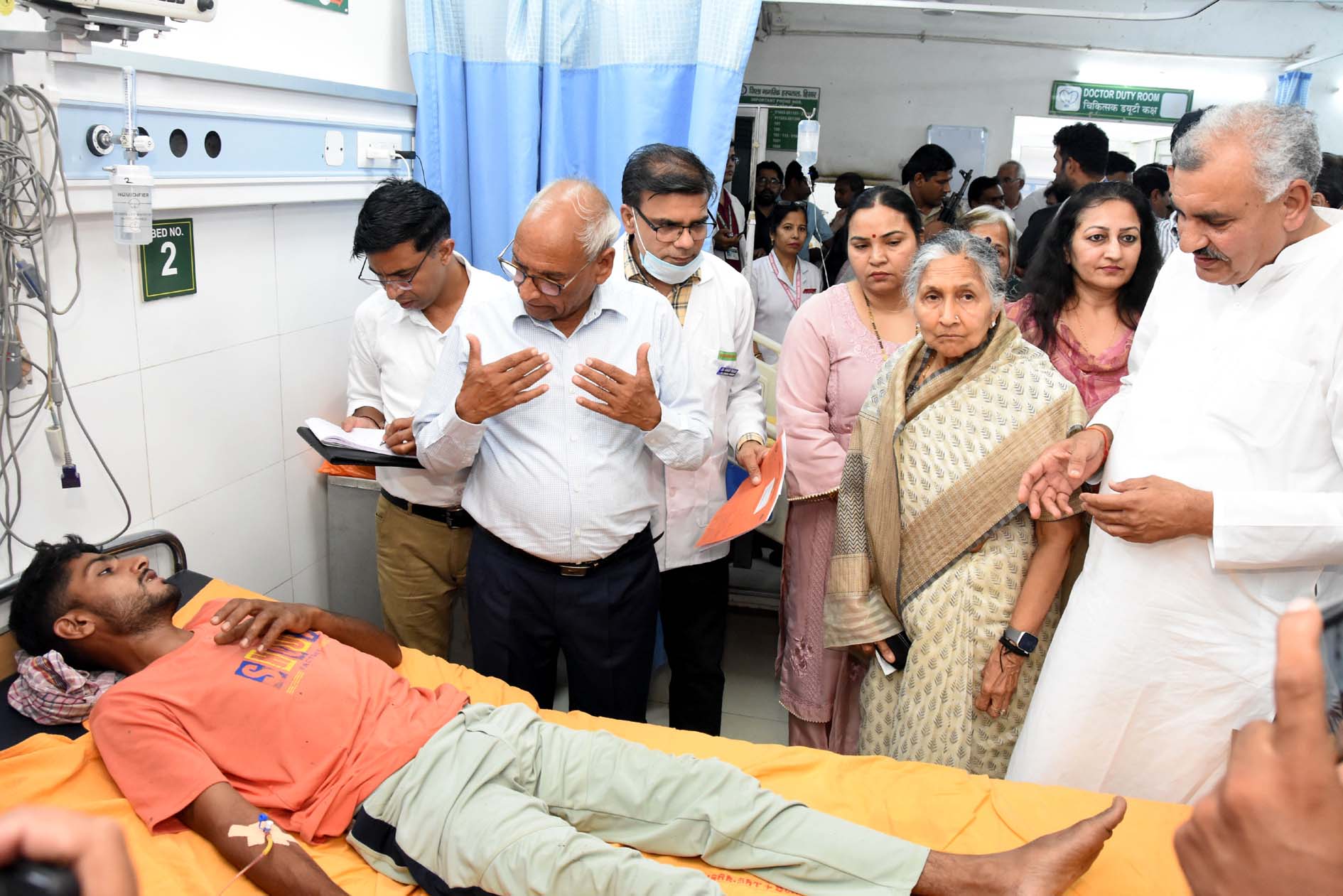 अस्पताल में सुविधाओं का निरीक्षण करते हुए कमेटी के सदस्य। अस्पताल में सुविधाओं का निरीक्षण करते हुए कमेटी के सदस्य।