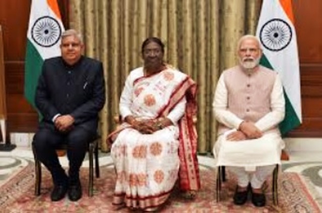 राष्ट्रपति द्रौपदी मुर्मु, उपराष्ट्रपति जगदीप धनखड़ और प्रधानमंत्री नरेन्द्र मोदी (फाइल फोटो) राष्ट्रपति द्रौपदी मुर्मु, उपराष्ट्रपति जगदीप धनखड़ और प्रधानमंत्री नरेन्द्र मोदी (फाइल फोटो)