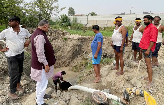 सोनीपत: पानी की पाइप टूटी हुई हालात का जायता लेते हुए मेयर राजीव जैन सोनीपत: पानी की पाइप टूटी हुई हालात का जायता लेते हुए मेयर राजीव जैन