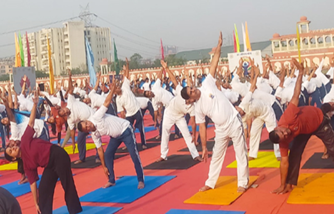 सोनीपत: सीआरपीएफ ग्रुप कैंप खेवड़ा में योगाभ्यास करते हुए प्रतिभागी