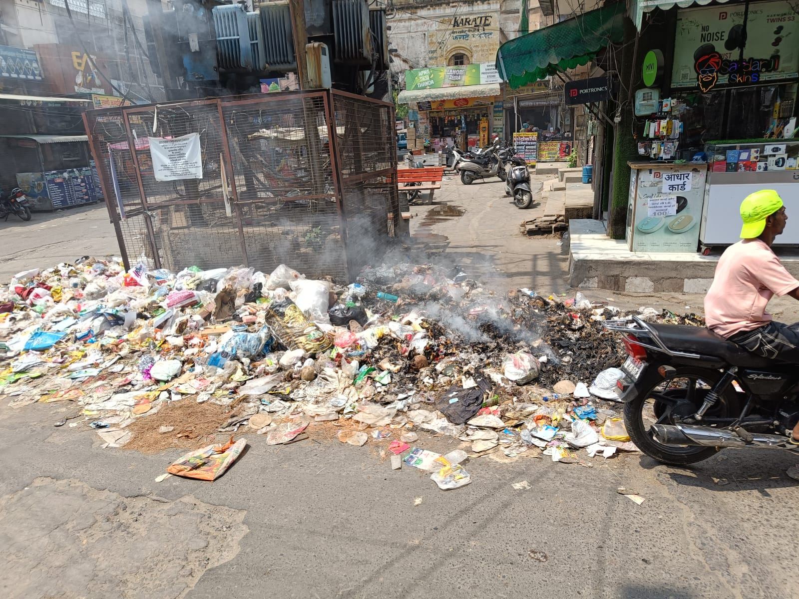 बहादुरगढ़ के मेन बाजार स्थित गांधी चौक में जल रहा कूड़ा। बहादुरगढ़ के मेन बाजार स्थित गांधी चौक में जल रहा कूड़ा।