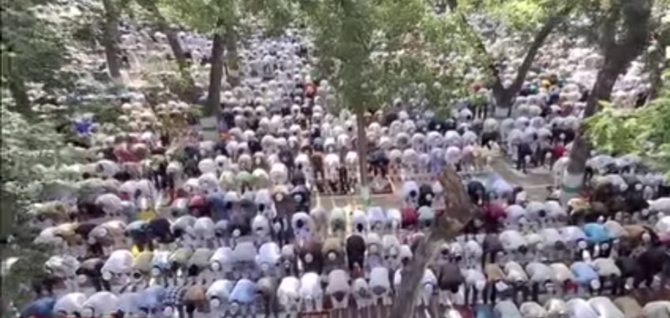 मुस्लिम समाज ने हर्षोल्लास से मनाई बकर ईद मुस्लिम समाज ने हर्षोल्लास से मनाई बकर ईद
