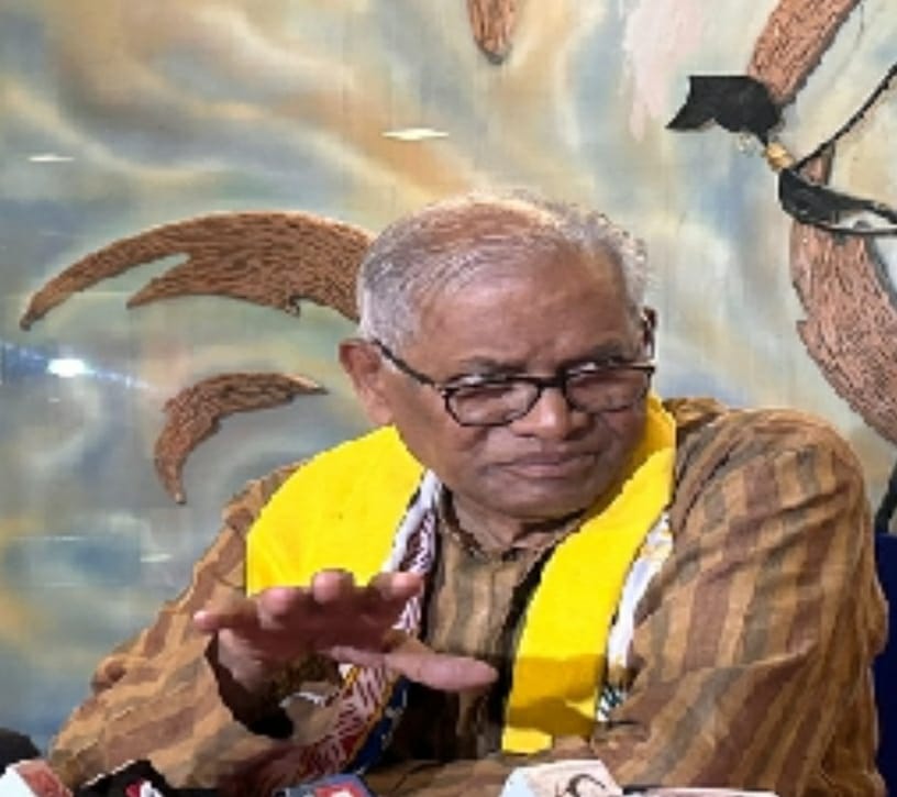 पत्रकारों को संबोधित करते अरविन्द नेताम