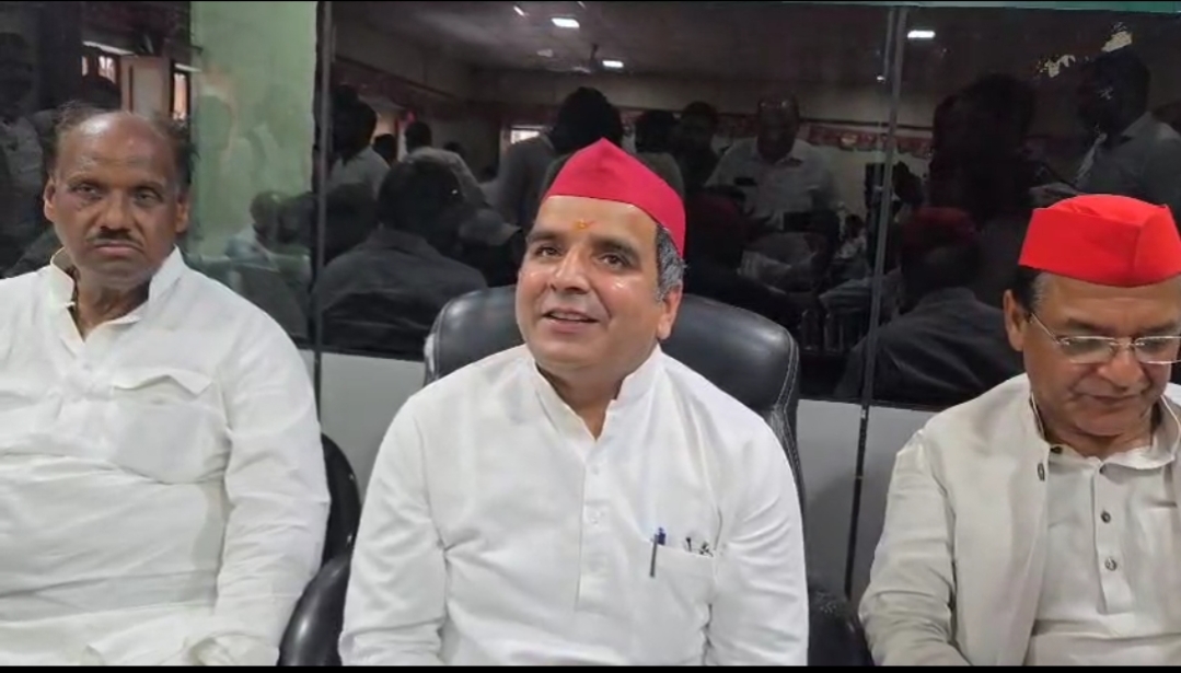 पार्टी कार्यालय में सांसद धर्मेंद्र यादव पार्टी कार्यालय में सांसद धर्मेंद्र यादव