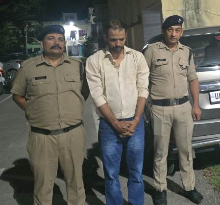 पुलिस की गिरफ्त में वाहनाें काे टक्कर मारने वाला चालक। पुलिस की गिरफ्त में वाहनाें काे टक्कर मारने वाला चालक।