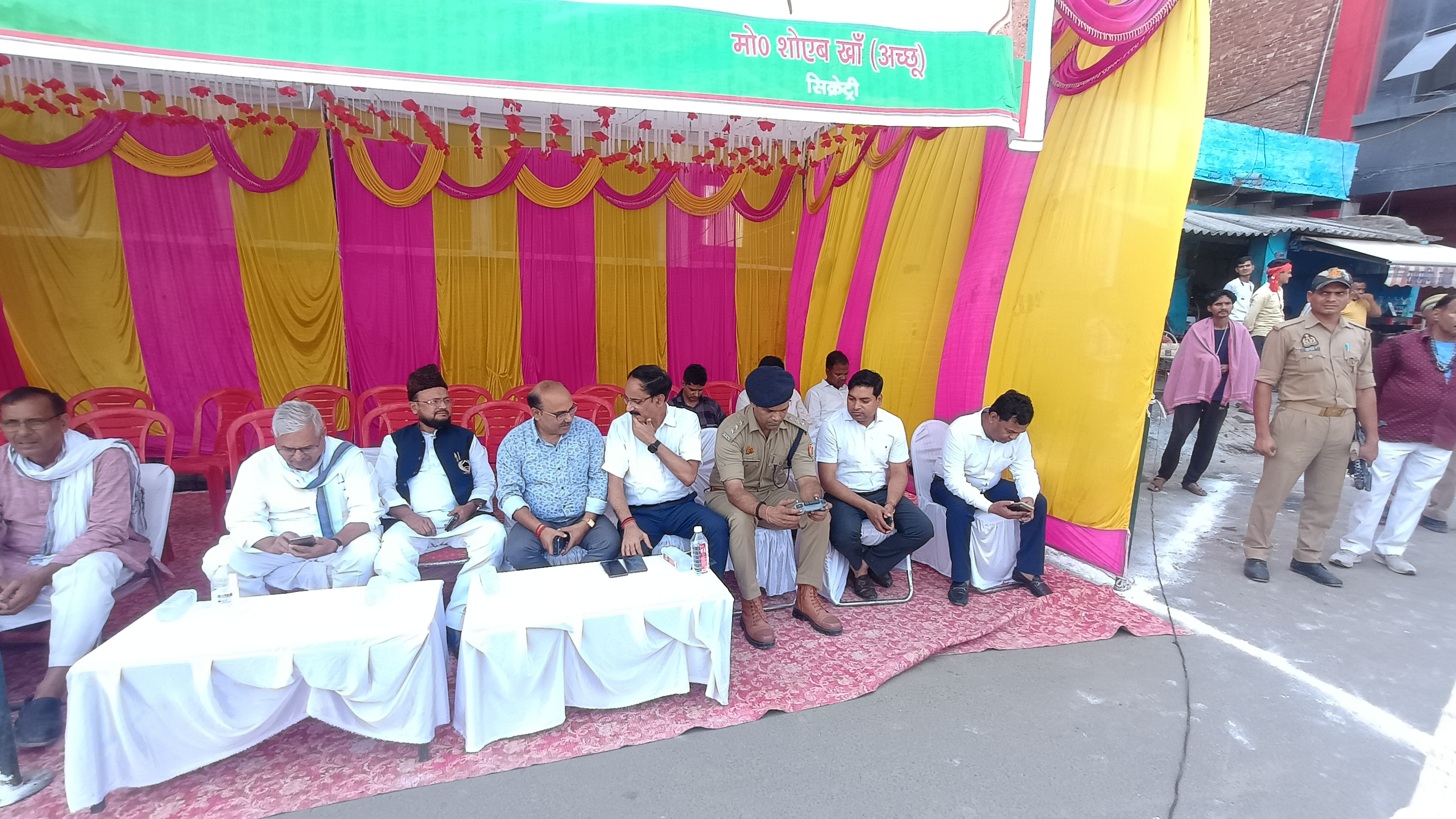जिला प्रशासन के लोग मस्जिद के सामने बैठे हुए सिटी मजिस्ट्रेट,CRO, जिला प्रशासन के लोग मस्जिद के सामने बैठे हुए सिटी मजिस्ट्रेट,CRO,