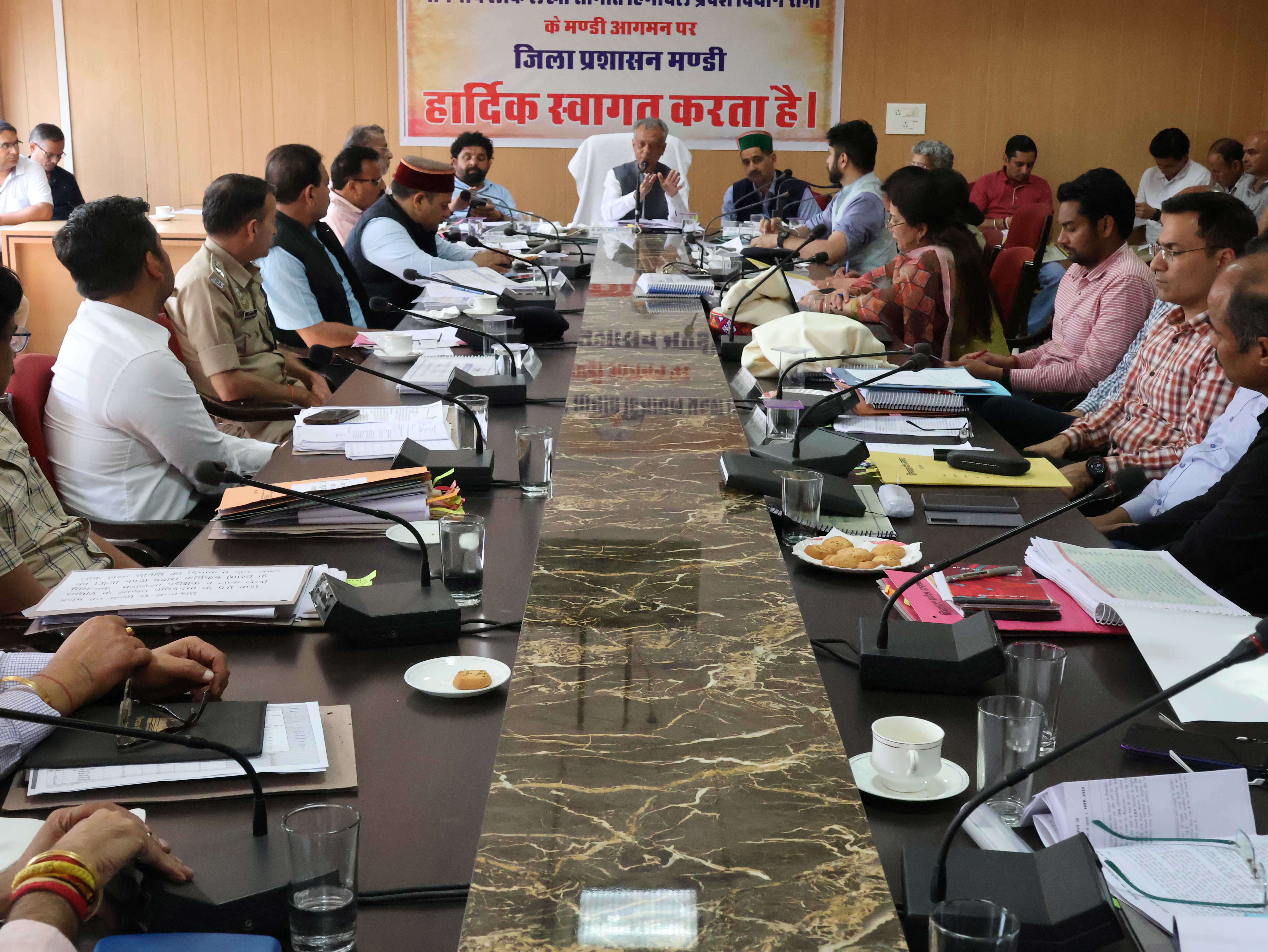 लेखा समिति की बैठक की अध्यक्षता करते हुये अनिल शर्मा। लेखा समिति की बैठक की अध्यक्षता करते हुये अनिल शर्मा।