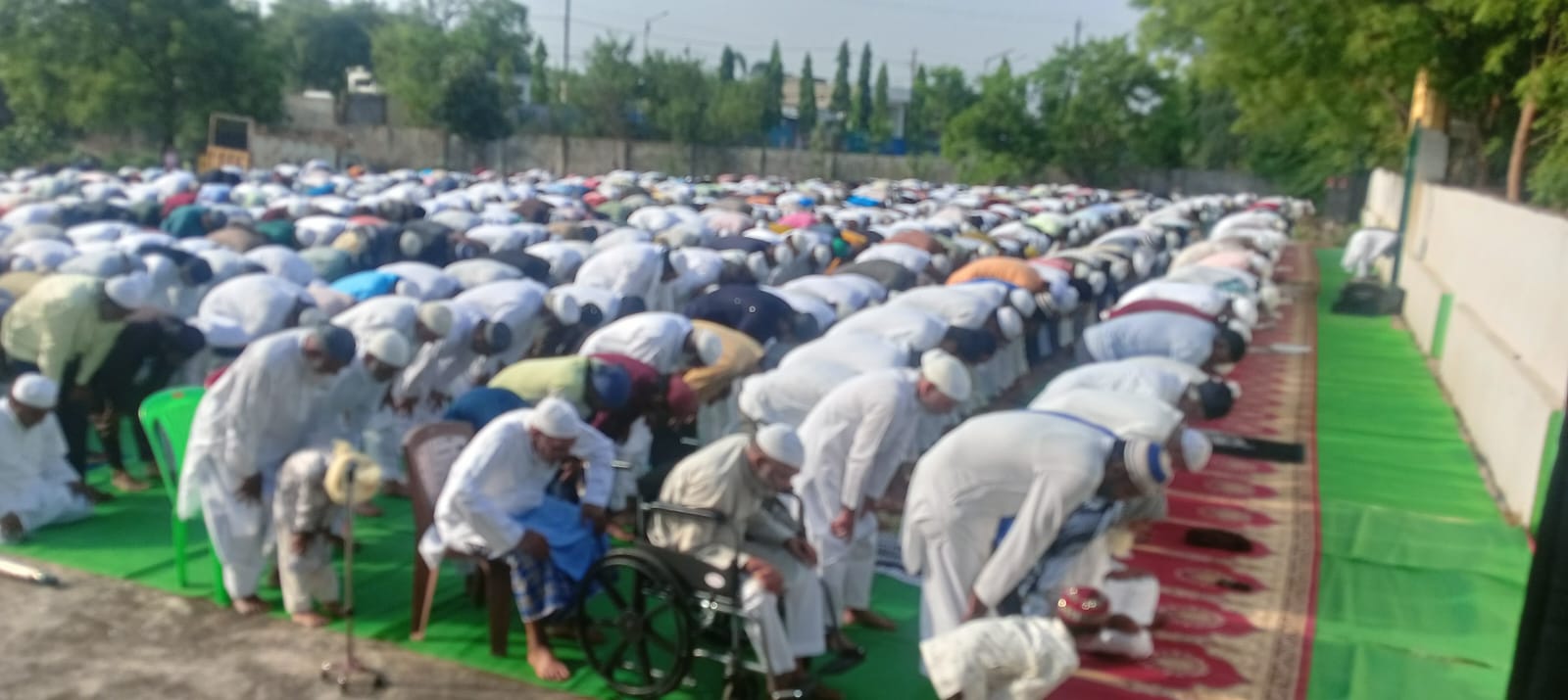 बकरीद की नमाज अदा करते मुस्लिम धर्म लंबी बकरीद की नमाज अदा करते मुस्लिम धर्म लंबी