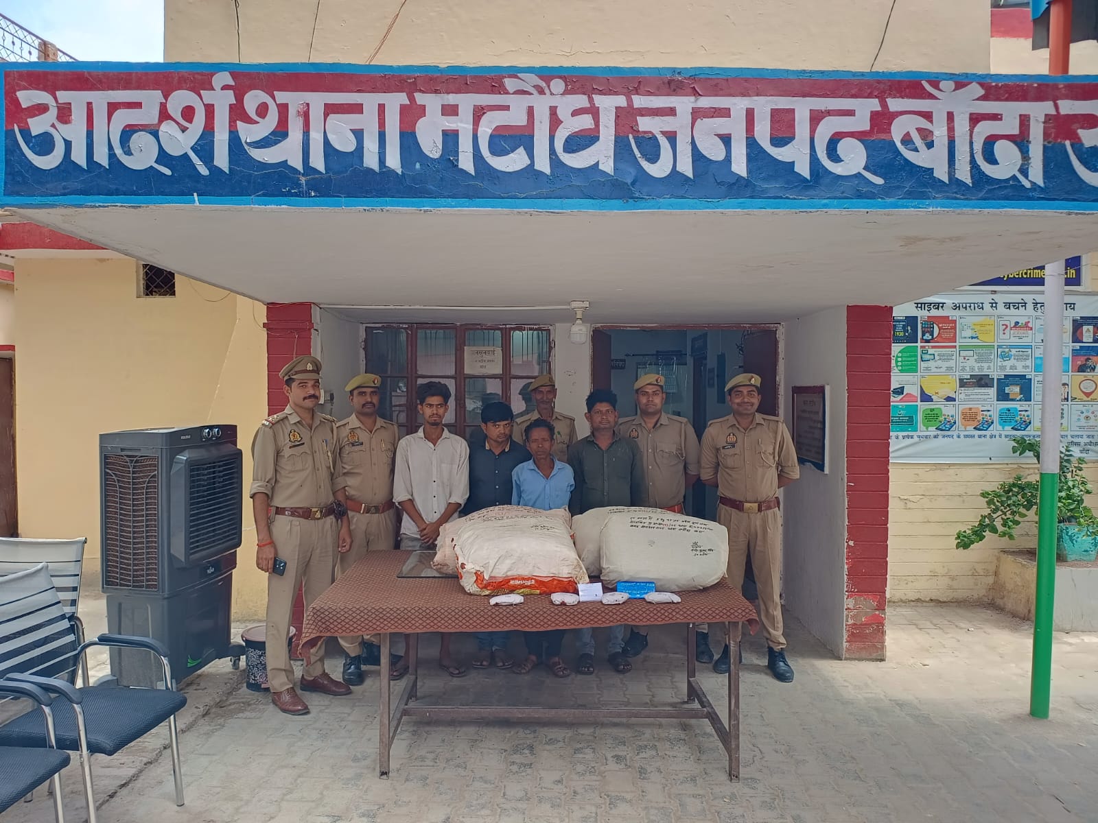 पकड़े गए तस्कर पकड़े गए तस्कर